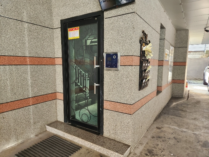 본건 1층 계단실 출입구