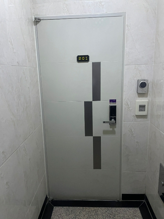 본건 201호 현관 출입문