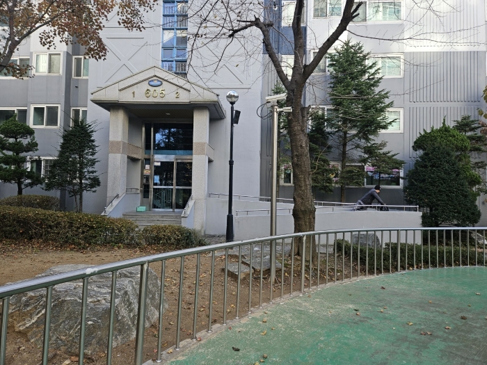 본건 1층 출입문