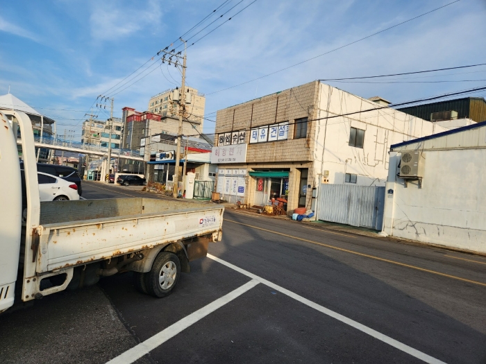 본건 전경, 남서측 인근에서 촬영