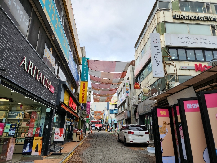 서측으로 접면한 도로의 전경
및 부근의 상황 등
남동측에서 북서측을 향하여 촬영