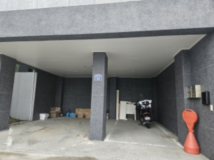 부산광역시 동구 망양로718번길 10. 건물주차장 피로티전경