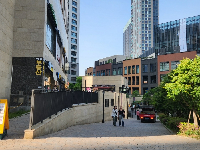 남동측 아파트단지 간 도로