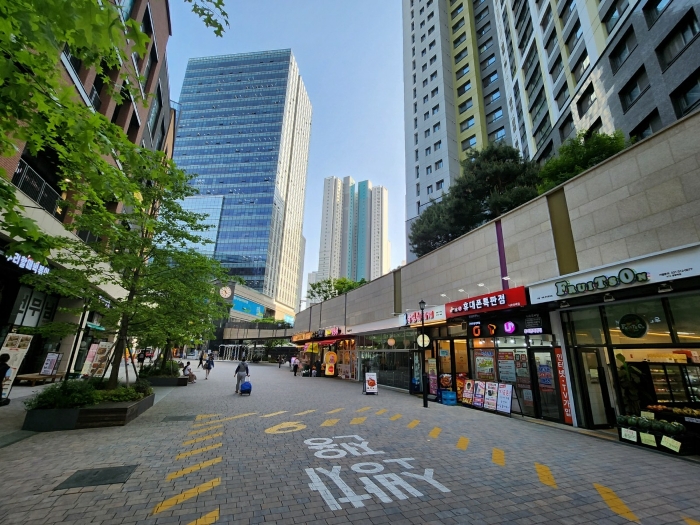 주변환경 (남동측 아파트단지간 상가)