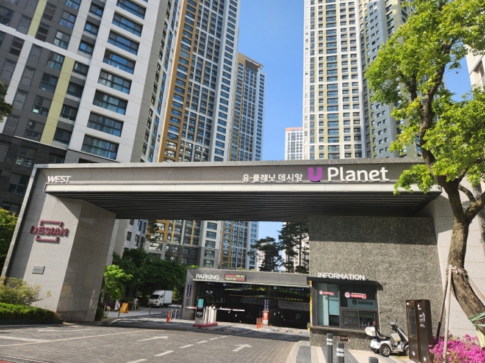 본건 아파트 단지 출입구 전경