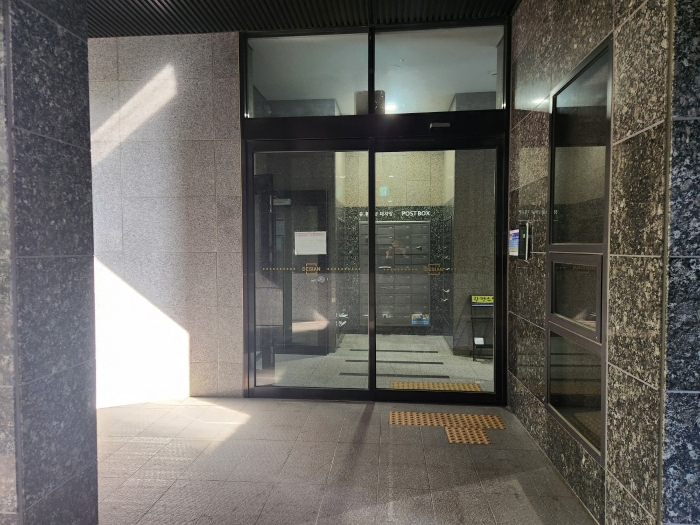 105동 1-2호 라인 출입구