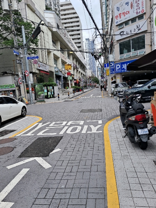 [본건 및 주변 전경 (남서 → 북동)]