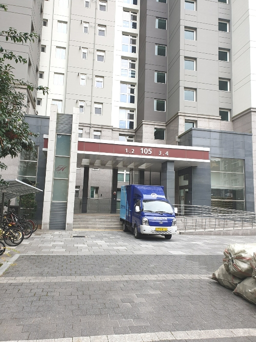 [본건 출입구]
