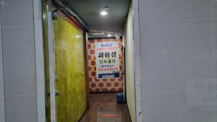 본건 출입구