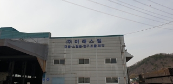 1번 지상 5번 부동산 건물 벽면에 표시되어 있는 상호 모습