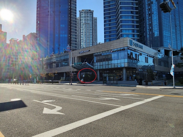 출입문 사이 본건 출입전경