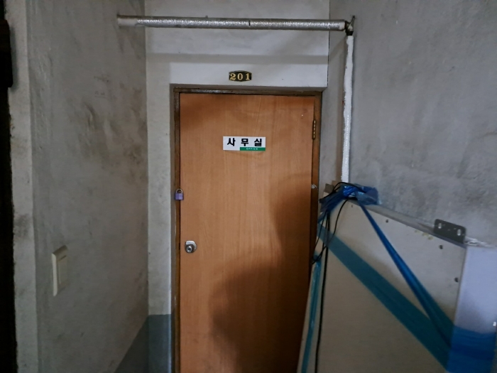 본건(201호)에서 이용중인 것으로 목측되는 지하실 부분