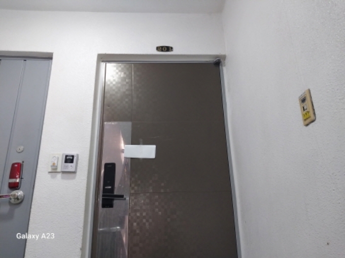 위 목적물의 출입문