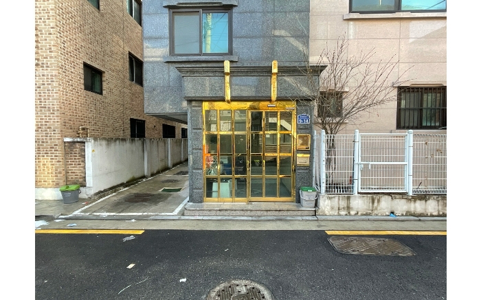 본건 주차장, 공동출입문