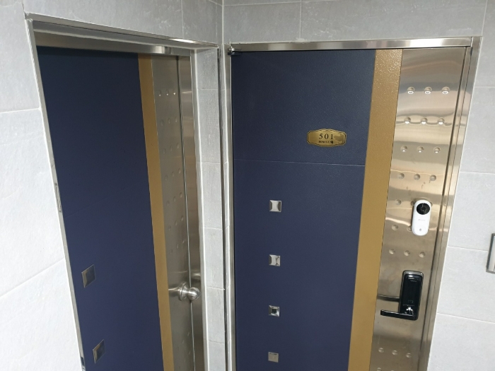 제시외 건물(ㄱ) 501호 현관문