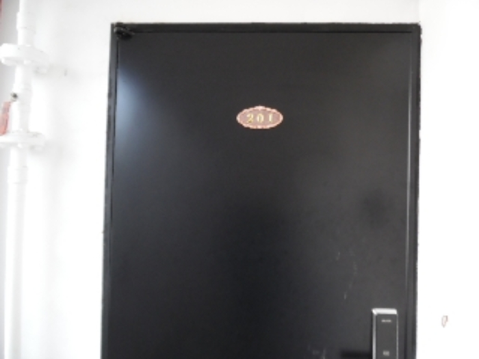 201호 출입문