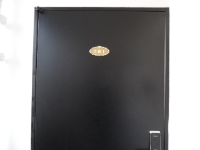 301호 출입문