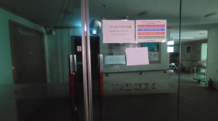 3층 현관 출입문(안내문 부착)