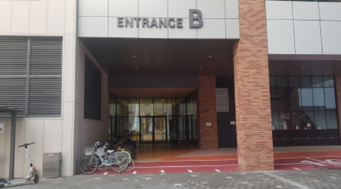 B동 메인 입구