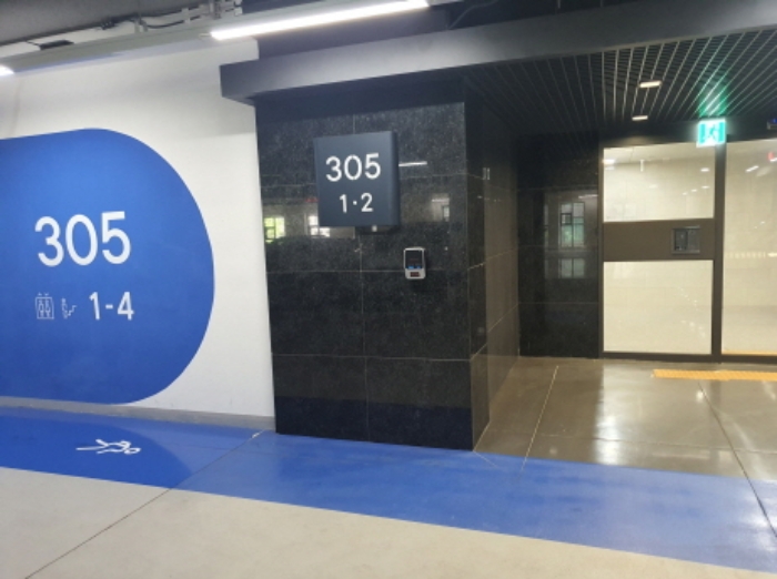 305동 지하주차장 출입구