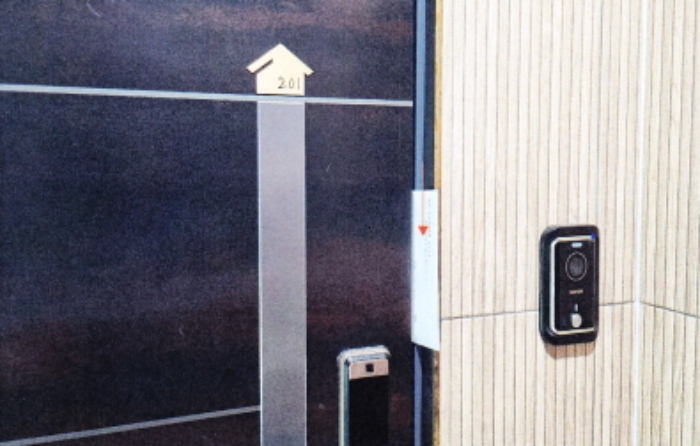 본 건(201호 출입문에 끼워놓은 알림장)