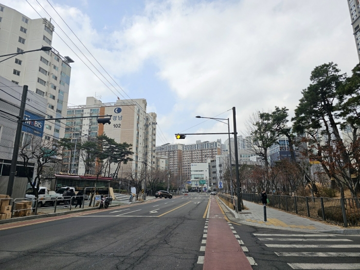 [본건 신촌숲아이파크 접면도로 및 주위환경]