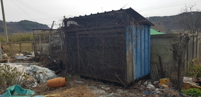 1번 부동산 지상 가축사육시설이 적치되어 있는 모습