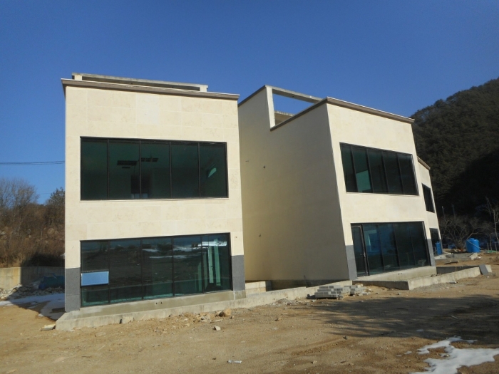 본건 기호(6),(14) 및 제시외건물 ㉡ - 기호(14) 남서측에서 촬영