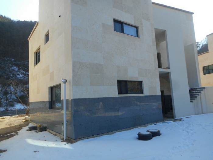 기호(8),(16) 및 제시외건물 ㉣ - 기호(8) 북동측에서 촬영