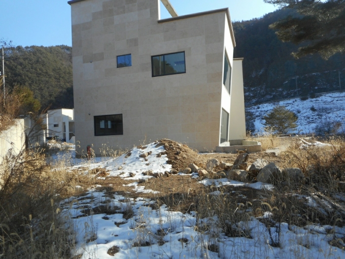 본건 기호(2)-(5) 전경 및 제시외건물 ㉠ - 기호(3) 북서측에서 촬영