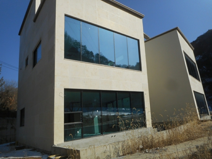 본건 기호(2),(3),(5) 및 제시외건물 ㉠ - 기호(3) 서측에서 촬영