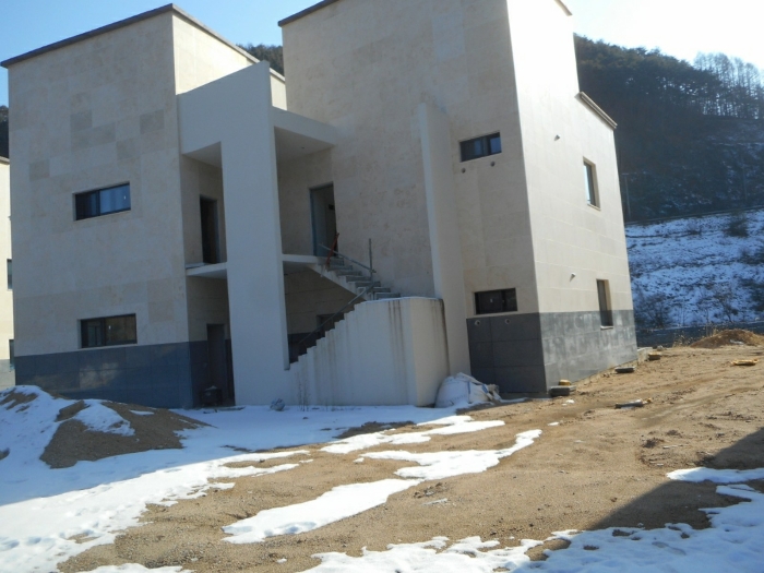 본건 기호(7),(15) 및 제시외건물 ㉢ - 기호(7) 북서측에서 촬영