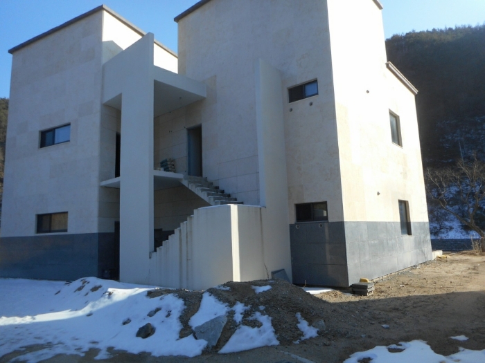 기호(9),(17) 및 제시외건물 ㉤ - 기호(9) 북서측에서 촬영