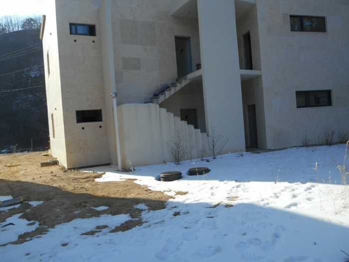 본건 기호(3),(5) 및 제시외건물 ㉠ - 기호(5) 북측에서 촬영