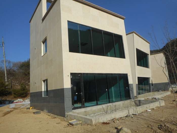 본건 기호(7),(15) 및 제시외건물 ㉢ - 기호(15) 남서측에서 촬영