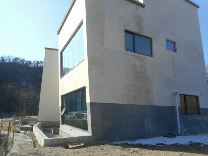 기호(9),(17) 및 제시외건물 ㉤ - 기호(9) 남동측에서 촬영