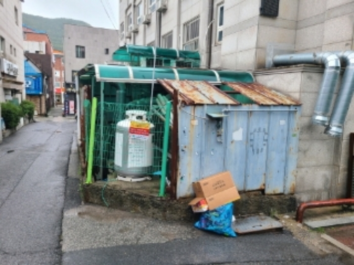 기호 5번과 일체형으로 사용중인 제시외 ㉣조립식판넬조 및 강파이프조 창고