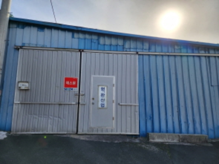 제시외 판넬지붕 건물 전경.