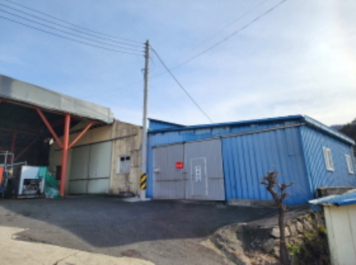 제시외 천막지붕 구조물 및 판넬지붕 건물 전체 전경.