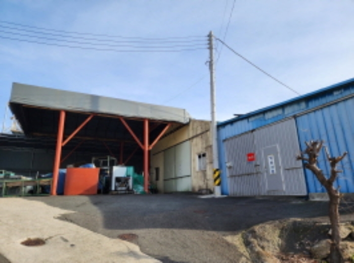 제시외 천막지붕 구조물 및 판넬지붕 건물 전체 전경.