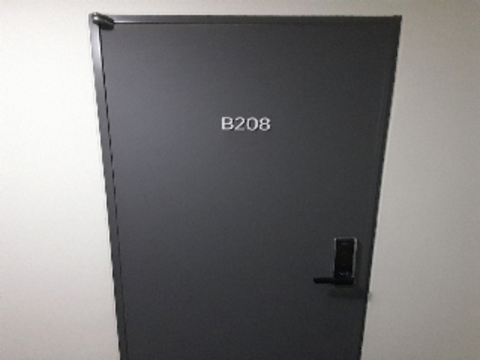 B208 출입문