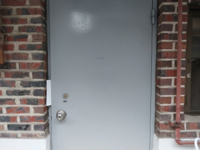 위 목적물의 104호 출입문(지층)