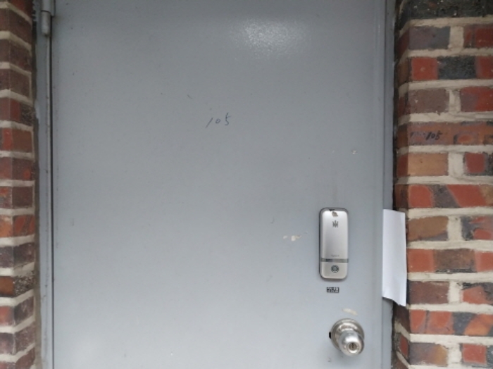 위 목적물의 105호 출입문(지층)