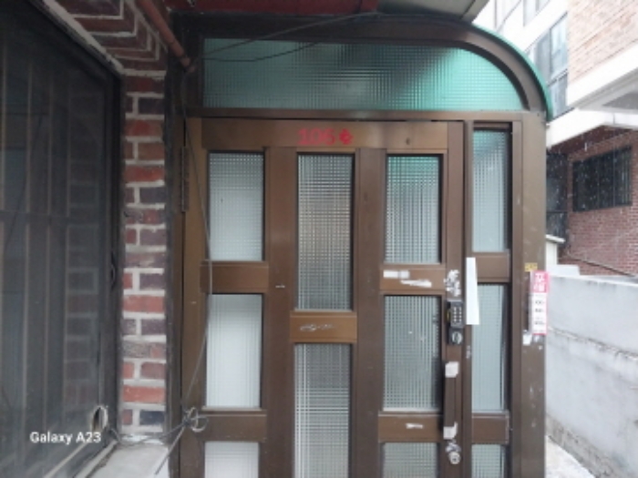 위 목적물의 106호 출입문(지층)