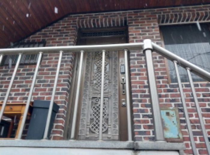 위 목적물의 202호 출입문(1층)