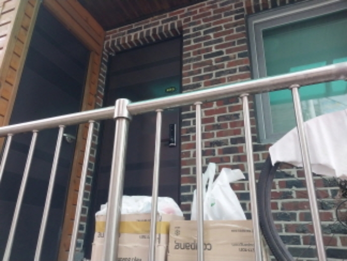 위 목적물의 203호 출입문(1층)