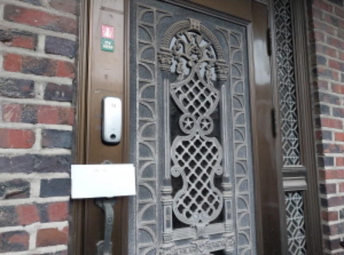 위 목적물의 301호 출입문(2층)