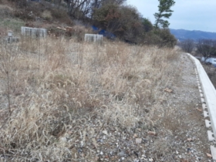 목록2 전경(평탄작업 되었고 콘크리트 축대 위에 있음)