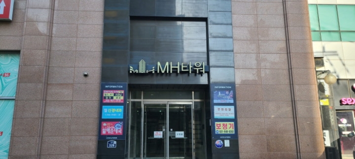 목록 1, 2, 3. 건물의 공동 출입구 전경