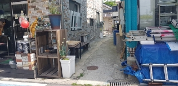 1,2번 부동산(대,3층건물)과 뒤편 건물의 통행로 모습